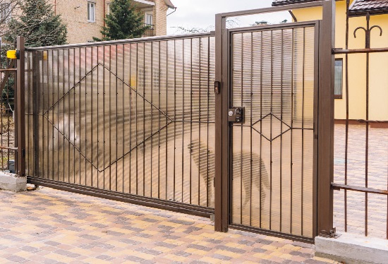Купить ворота из профлиста с элементами ковки, с металлическими столбами в рамке или под дерево в Нурлате от 157275 руб